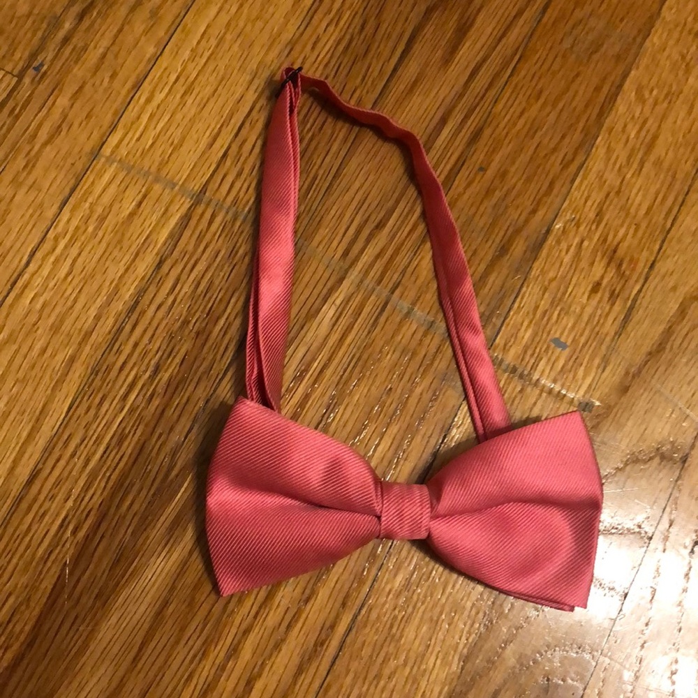Men’s pre-tied bow tie